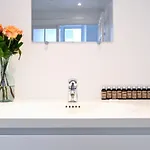 Sanders Tower - Chic Two-bedroom In Charming *
