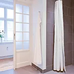 Sanders Tower - Chic Two-bedroom In Charming 아파트