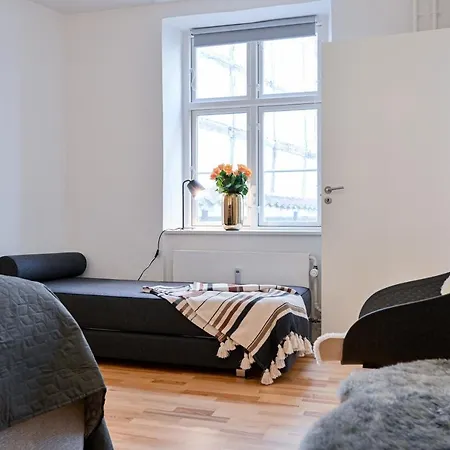 Sanders Tower - Chic Two-bedroom In Charming *