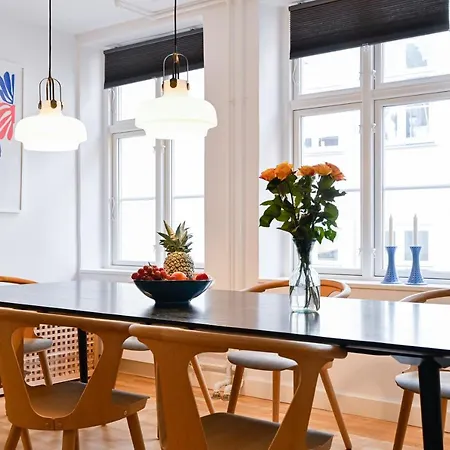 아파트 Sanders Tower - Chic Two-bedroom In Charming