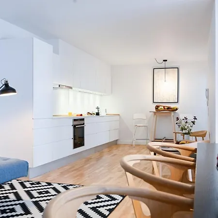 Sanders Tower - Chic Two-bedroom In Charming Apartment *