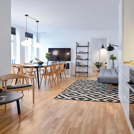 Sanders Tower - Chic Two-bedroom In Charming *