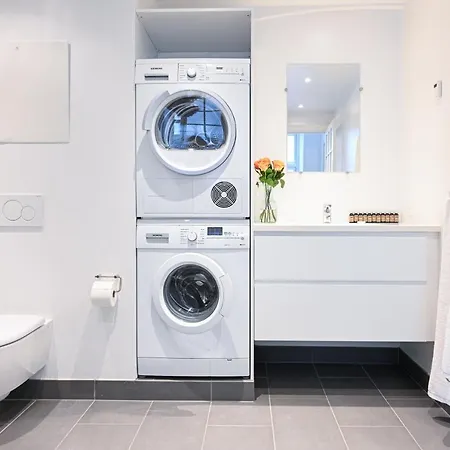 Sanders Tower - Chic Two-bedroom In Charming Apartment *