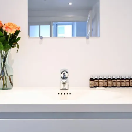 Sanders Tower - Chic Two-bedroom In Charming *