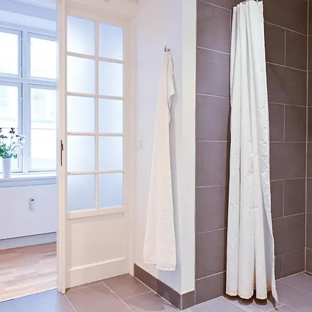 Sanders Tower - Chic Two-bedroom In Charming Apartamento