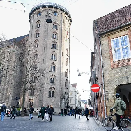 Sanders Tower - Chic Two-bedroom In Charming Apartment
