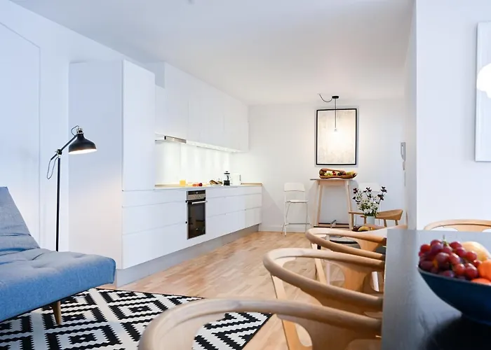 Sanders Tower - Chic Two-bedroom In Charming Apartment *