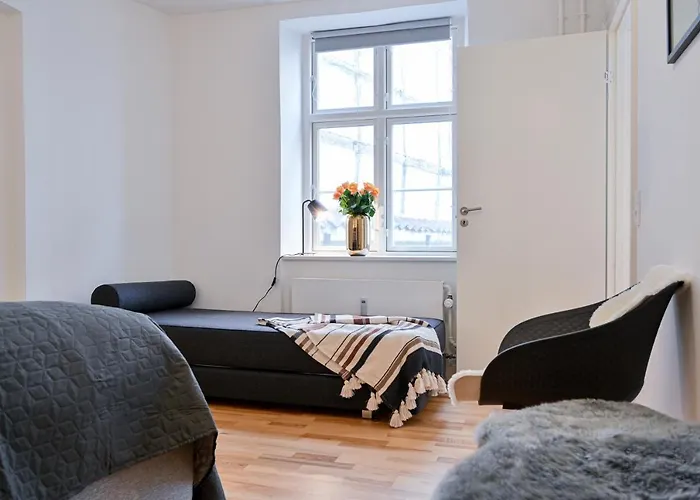 Sanders Tower - Chic Two-bedroom In Charming *