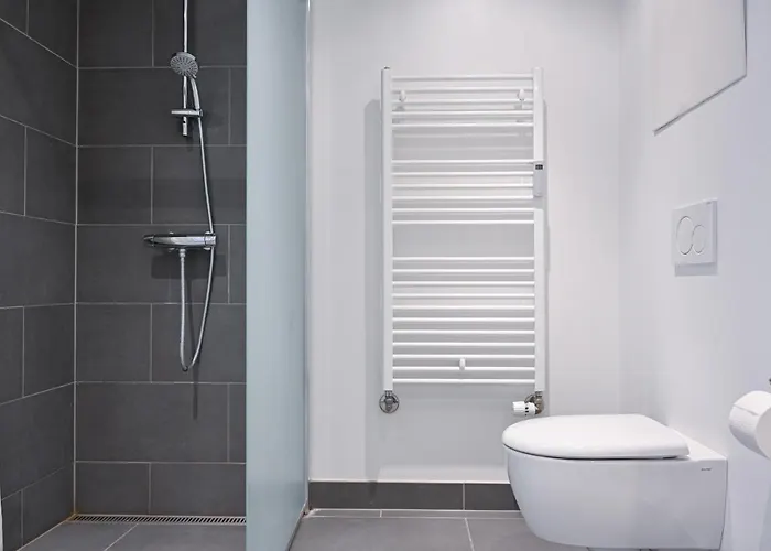 Sanders Tower - Chic Two-bedroom In Charming Apartment *