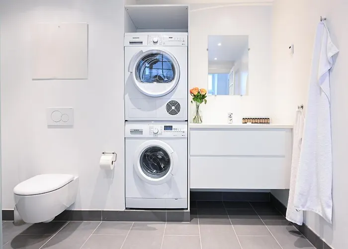 Sanders Tower - Chic Two-bedroom In Charming Apartment *