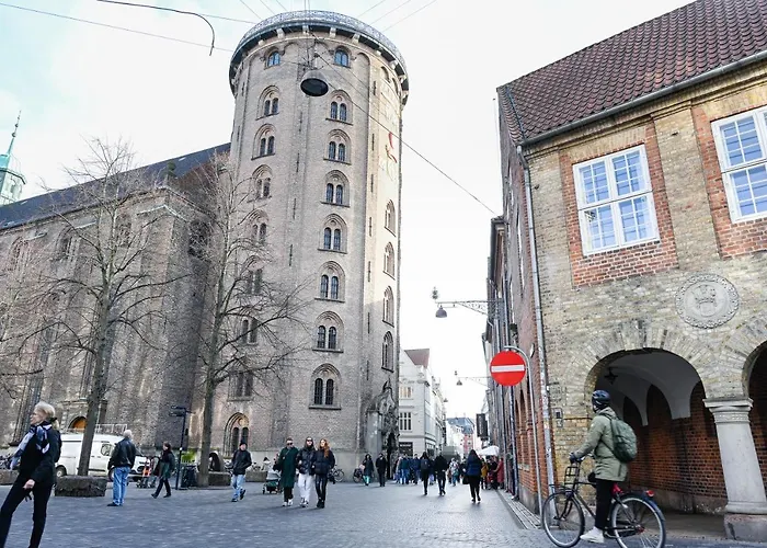 Sanders Tower - Chic Two-bedroom In Charming Apartment