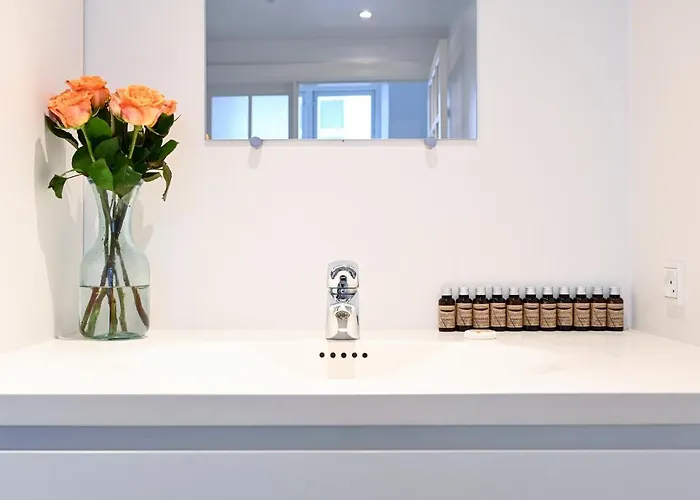 Sanders Tower - Chic Two-bedroom In Charming *