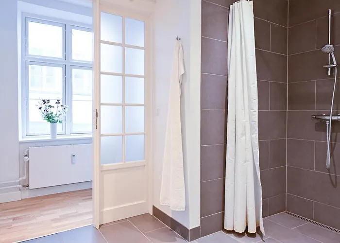 Sanders Tower - Chic Two-bedroom In Charming Apartment